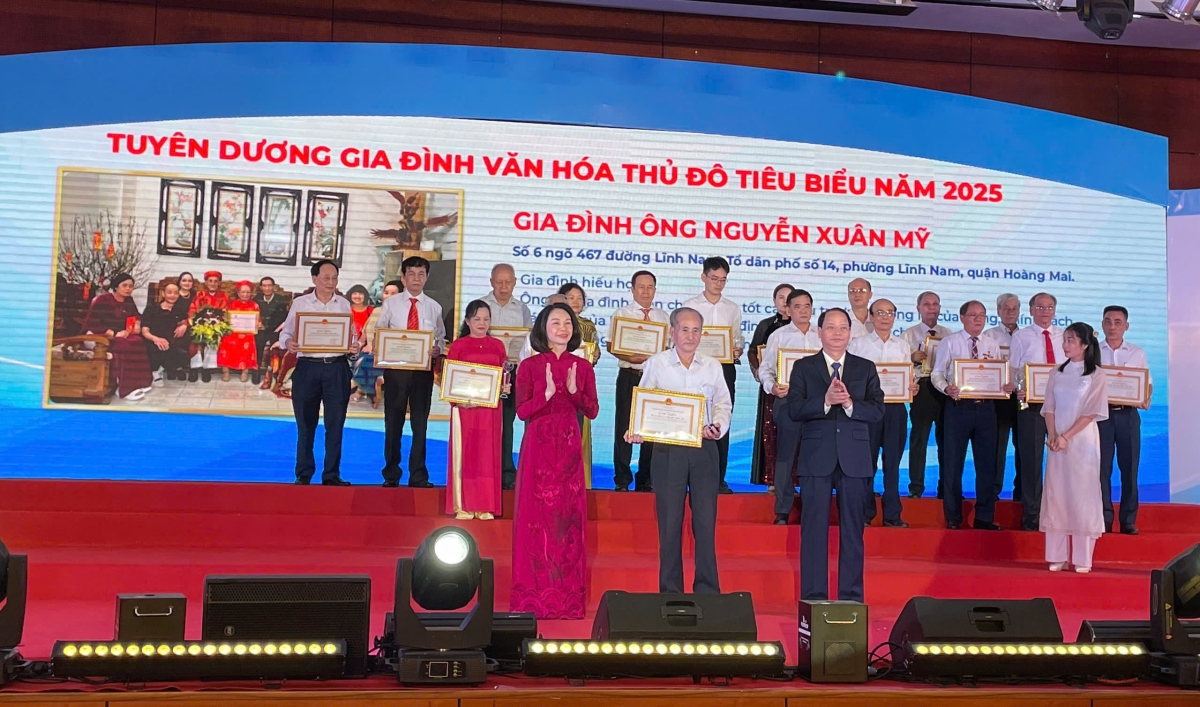 Đại diện gia đình Văn hóa được trao tặng bằng khen