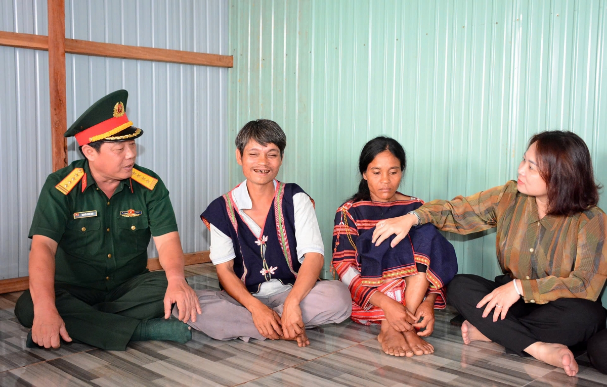 Đại tá Nguyễn Xuân Sơn, Chính ủy Bộ Chỉ huy Quân sự tỉnh Bình Định và bà Nguyễn Thị Thu Thủy, Bí thư Huyện ủy Vân Canh tặng quà cho hộ dân ở xã Canh Liên, huyện Vân Canh mới hoàn thành căn nhà mới.