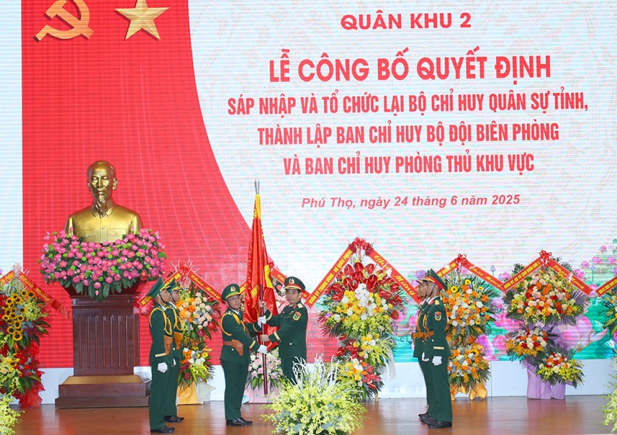 Đại tướng Phan Văn Giang trao cờ quyết thắng