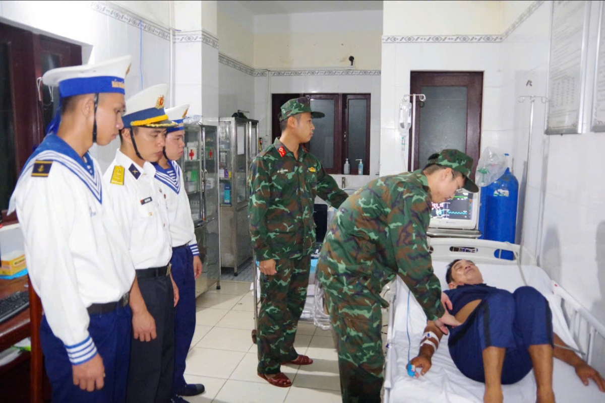 Ngư dân Nhanh được quân y ở đảo Trường Sa cứu chữa kịp thời (Ảnh: Sức khoẻ&Đời sống)