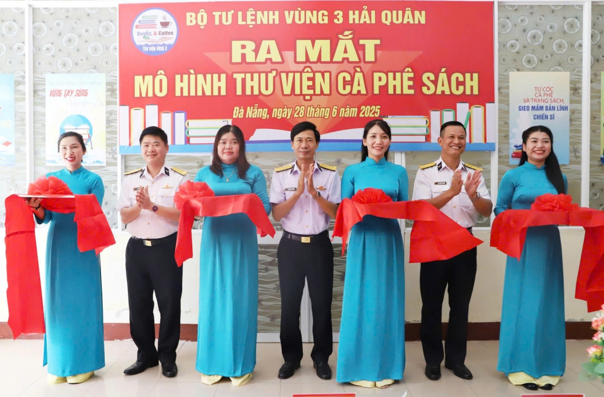 Thủ trưởng Vùng 3 Hải quân cắt băng ra mắt mô hình “Thư viện cà phê sách”