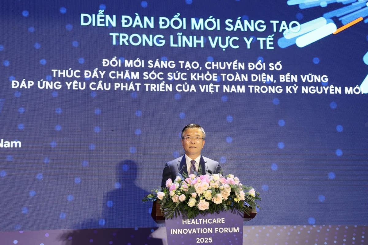 Phó Thủ tướng Chính phủ Lê Thành Long yêu cầu thúc đẩy mạnh mẽ, toàn diện chuyển đổi số y tế, bảo đảm hiệu quả, tiết kiệm trong bối cảnh nguồn lực còn hạn chế; triển khai hiệu quả sổ sức khỏe điện tử, bệnh án điện tử, đơn thuốc điện tử; liên thông dữ liệu các lĩnh vực y tế và bảo hiểm y tế...