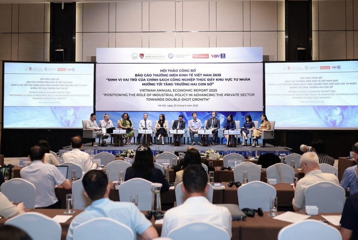 Các diễn giả chia sẻ tại hội thảo