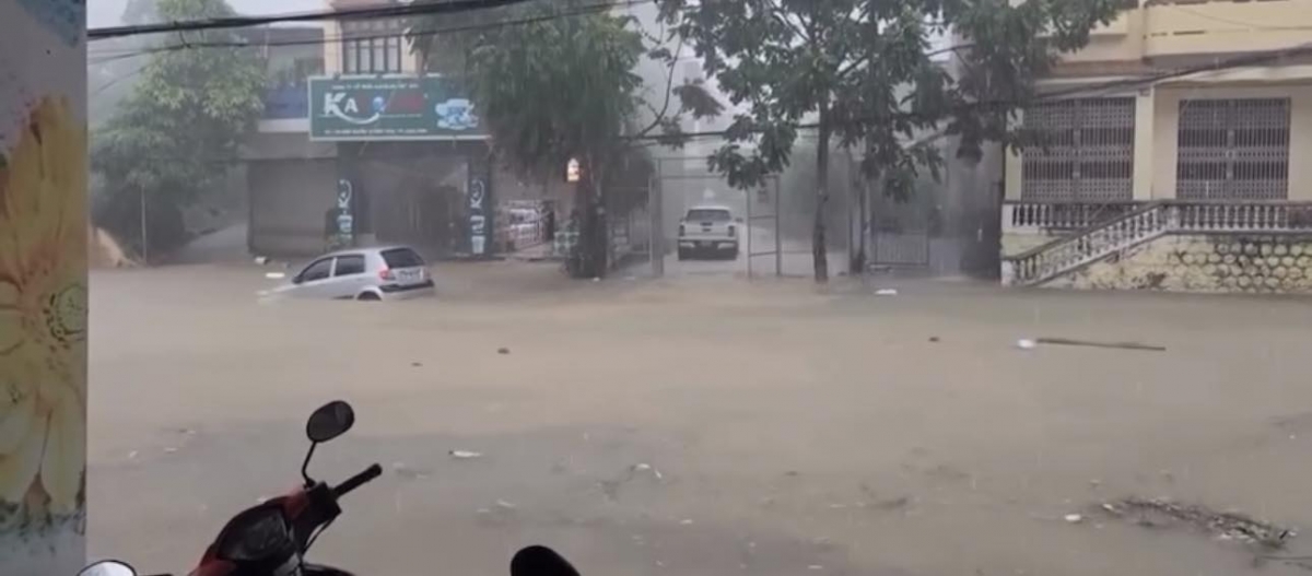 Do mưa lớn và nước ngập nhanh trên các tuyến đường, một số phương tiện như ô tô, xe máy bị chết máy giữa đường.