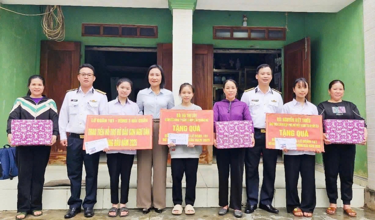 Đoàn công tác của Lữ đoàn 161 trao quà và hỗ trợ kinh phí cho con ngư dân 6 tháng cuối năm 2025 tại Quảng Bình