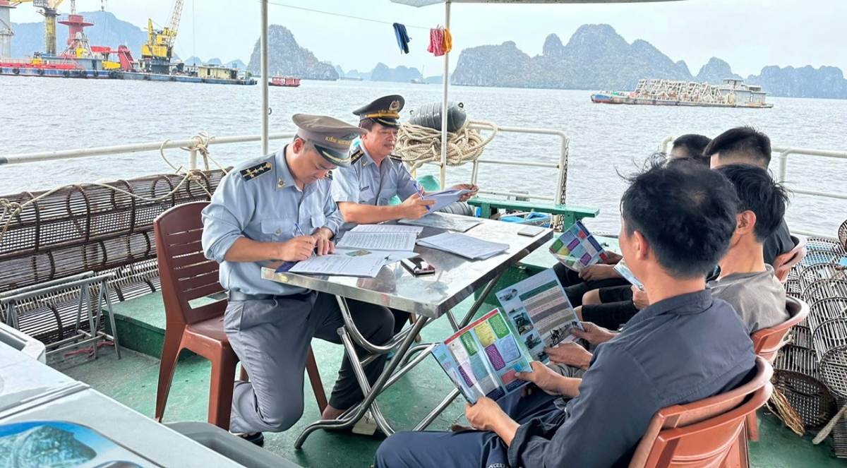 Đoàn kiểm tra kiểm tra giấy giấy tờ phương tiện kết hợp tuyên tuyền cho ngư dân.