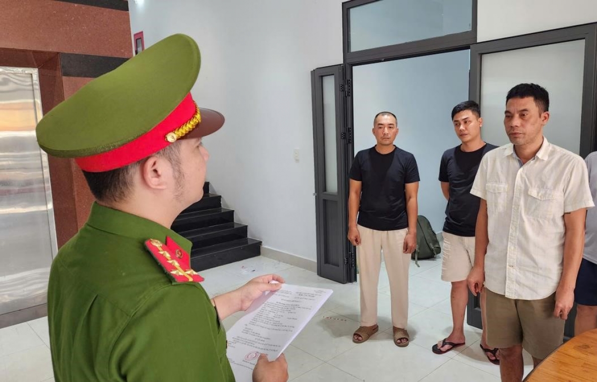 Nguyễn Duy Khanh (áo trắng) – chân rết cầm đầu tại Đà Nẵng cùng các đồng phạm bị tạm giam để điều tra.