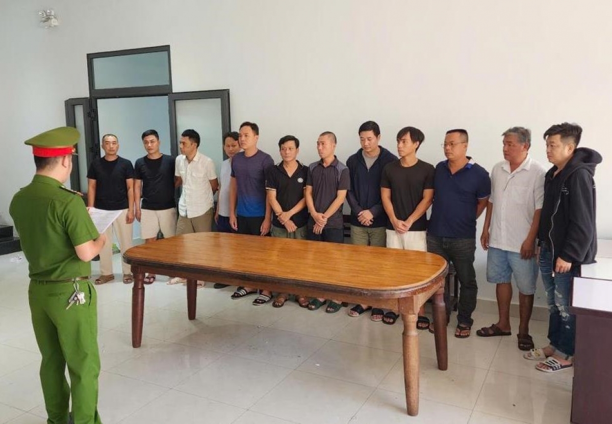 Cơ quan Công an tống đạt các quyết định khởi tố và bắt tạm giam 12 đối tượng trong đường dây cá độ 2.000 tỷ đồng