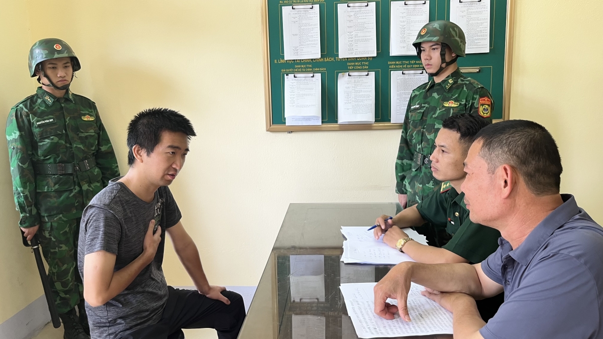 Đối tượng Bạch Dũng làm việc với cơ quan điều tra.