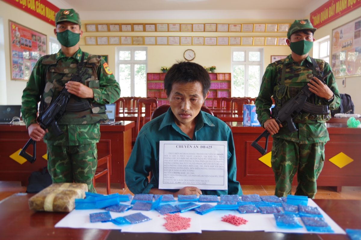Đối tượng Cháng A Lử cùng tang vật.