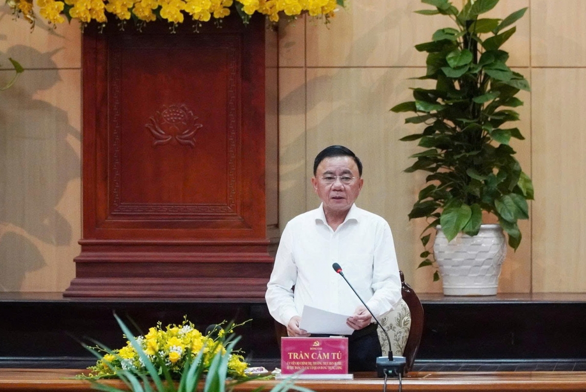 Đồng chí Trần Cẩm Tú, Uỷ viên Bộ Chính trị, Thường trực Ban Bí thư chủ trì buổi làm việc.