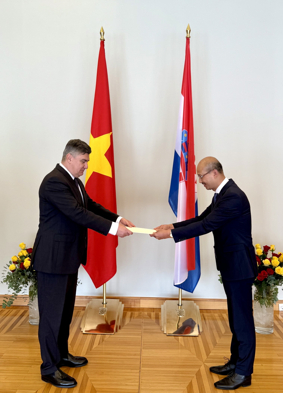 Đại sứ Bùi Lê Thái trình Thư ủy nhiệm lên Tổng thống Cộng hòa Croatia.