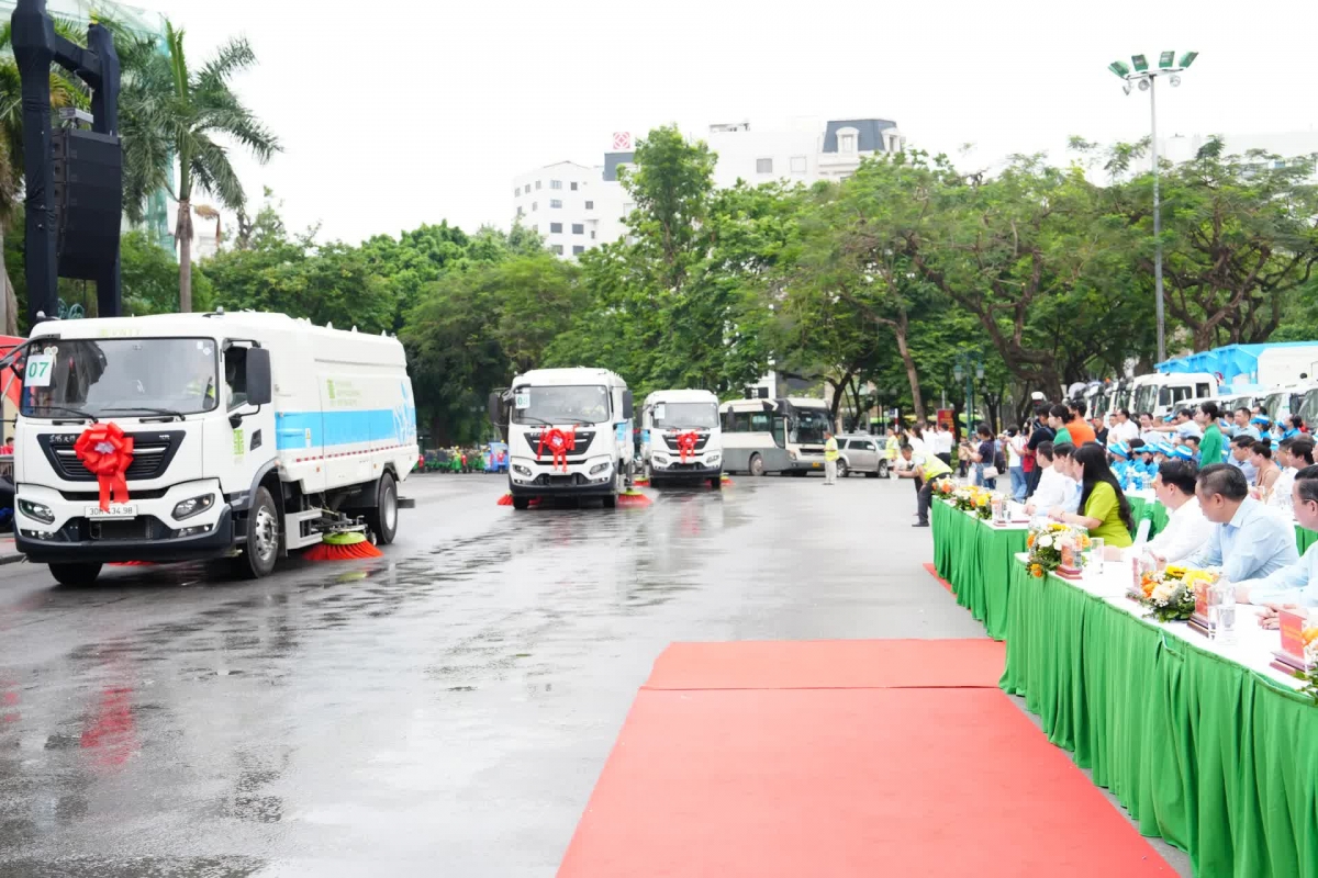 Các phương tiện tại lễ ra quân.