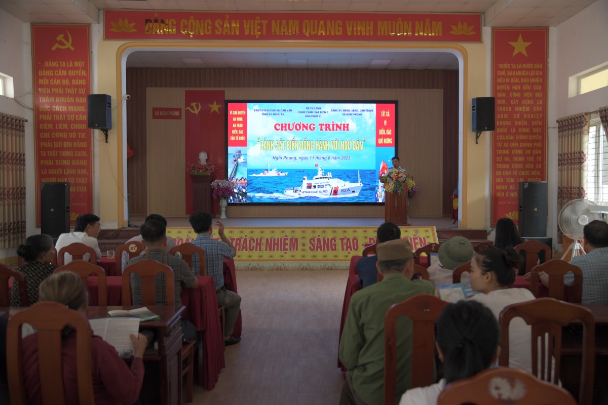 Thượng tá Lê Anh Sơn, Chính ủy Hải đoàn 11 tuyên truyền đến toàn thể hội nghị