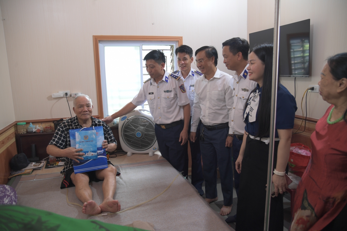 Thủ trưởng Hải đoàn 11 cùng với lãnh đạo địa phương tặng quà hỗ trợ các gia đình chính sách trên địa bàn xã Nghi Phong, TP Vinh