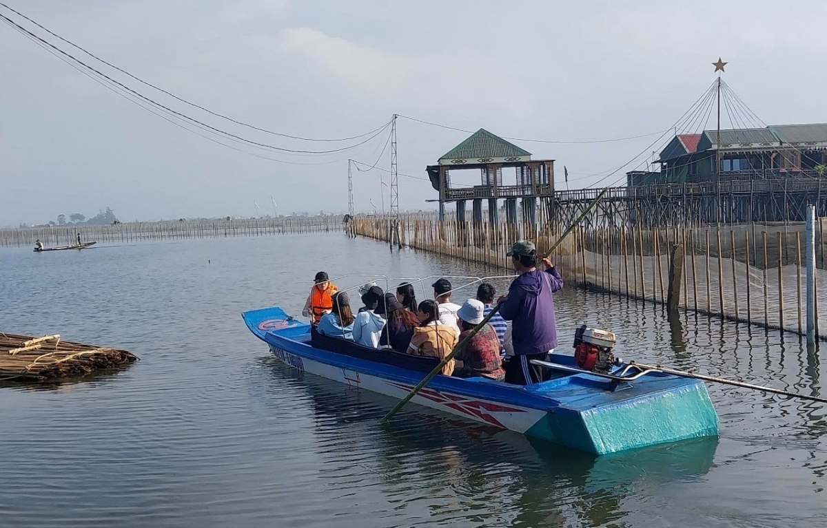 Du lịch ở đầm chuồn xã Phú An, huyện Phú Vang, thành phố Huế.