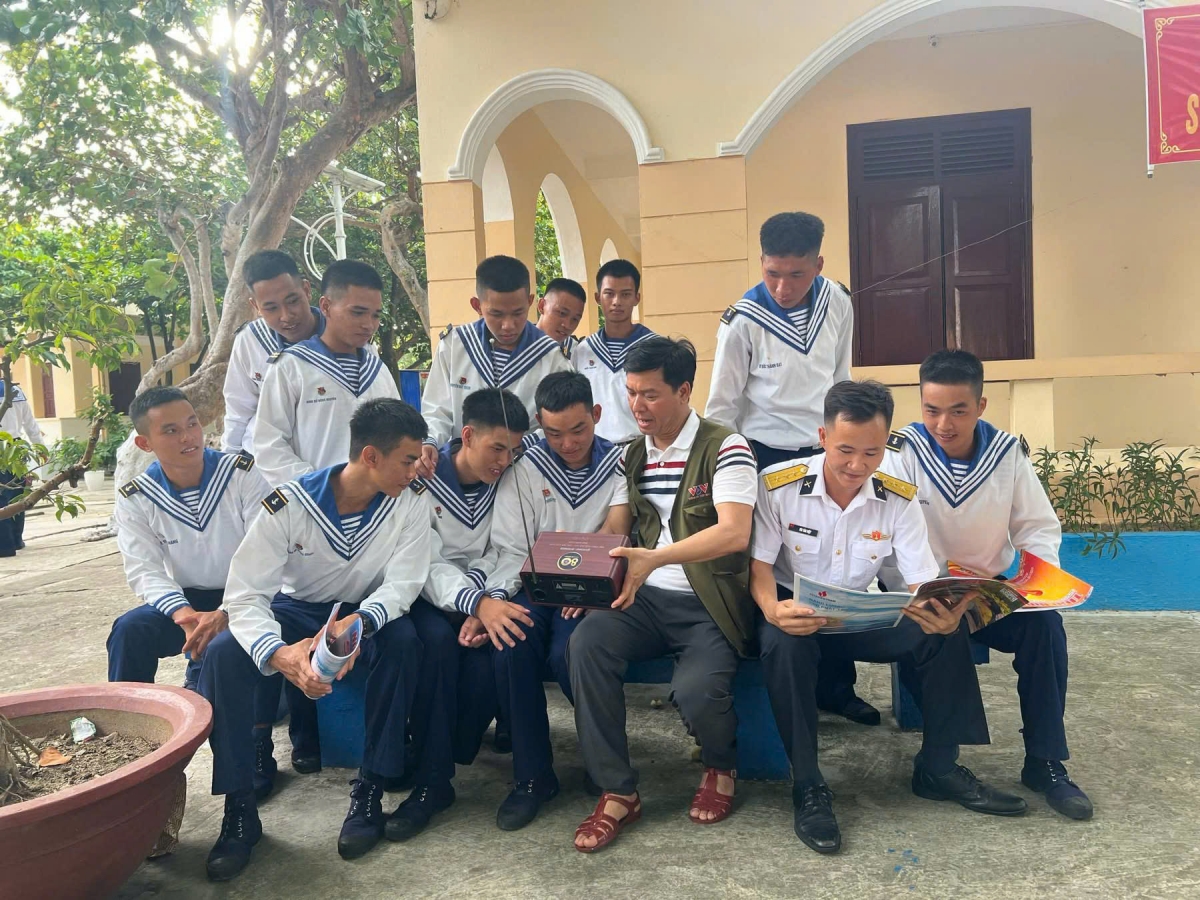 Nhà báo Ngô Minh Hiển, Phó TGĐ Đài Tiếng nói Việt Nam hướng dẫn CBCS bắt sóng Đài ở Trường Sa