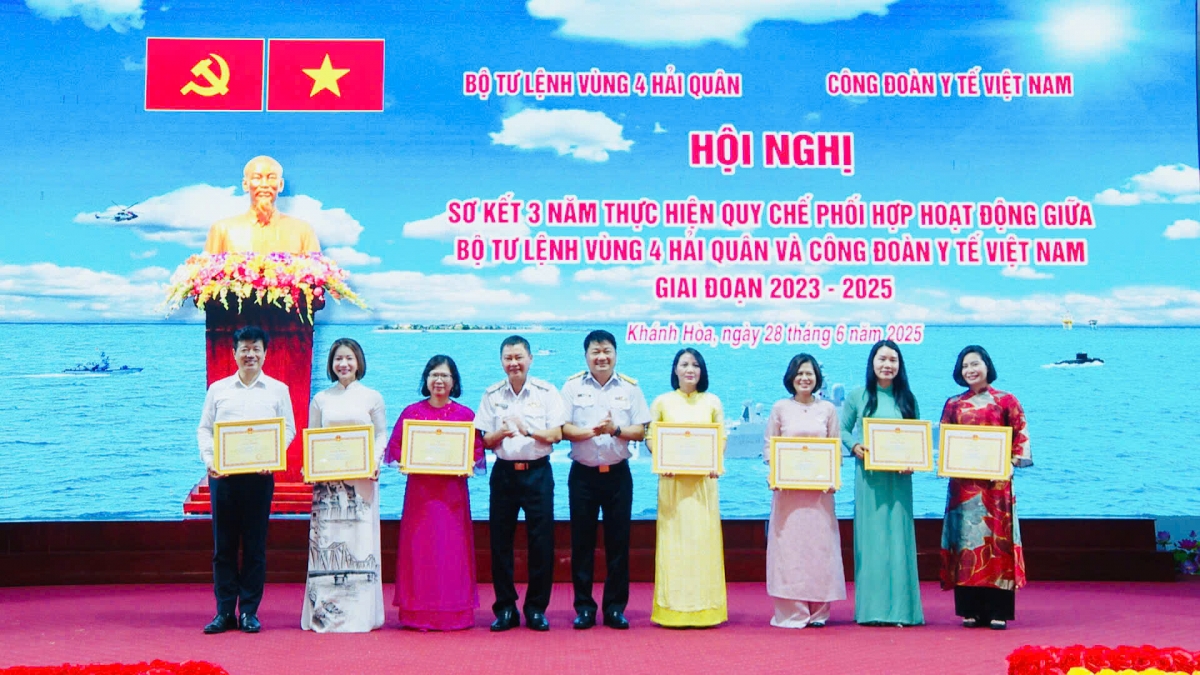Lãnh đạo BTL Vùng khen thưởng các tập thể, cá nhân có thành tích xuất sắc