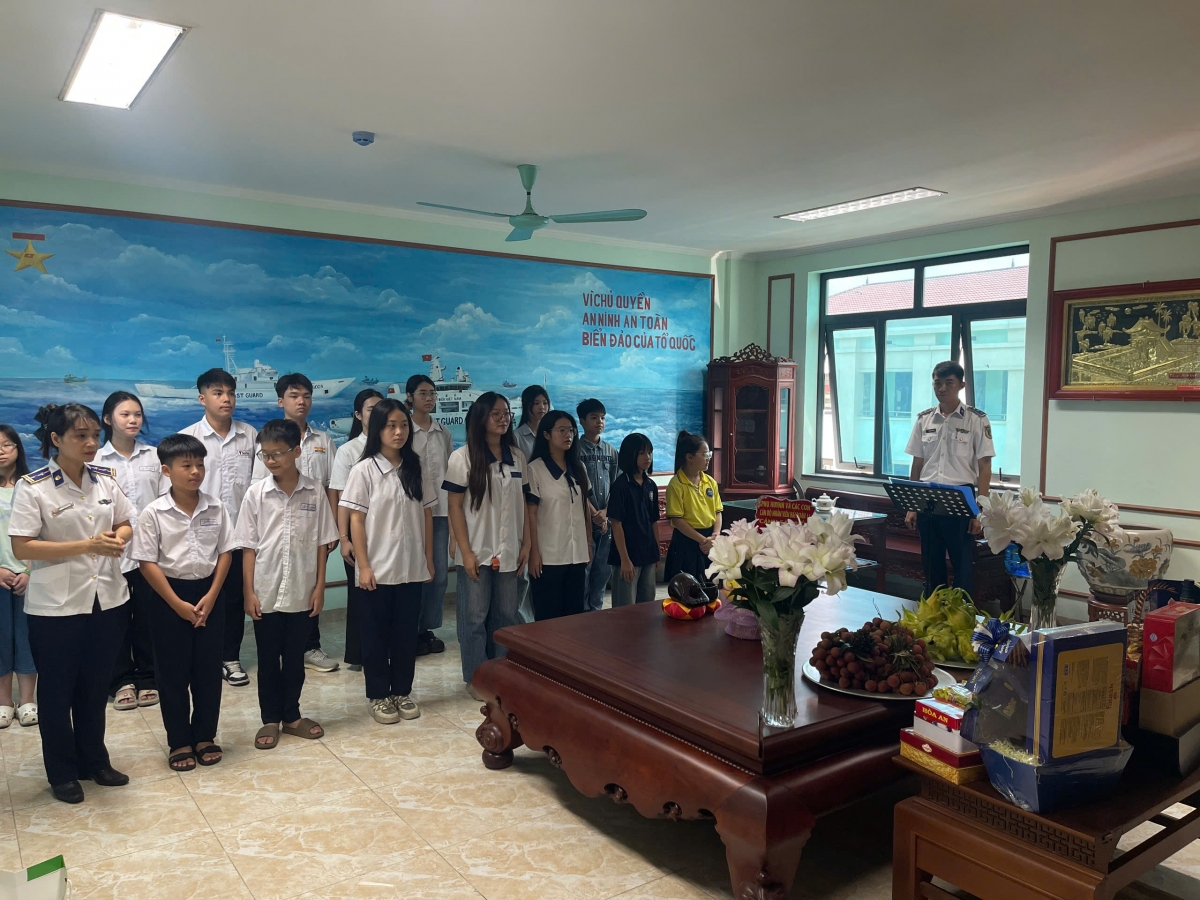 Các cháu học sinh dâng hương tại Phòng tưởng niệm Hồ Chí Minh, Hải đoàn 11