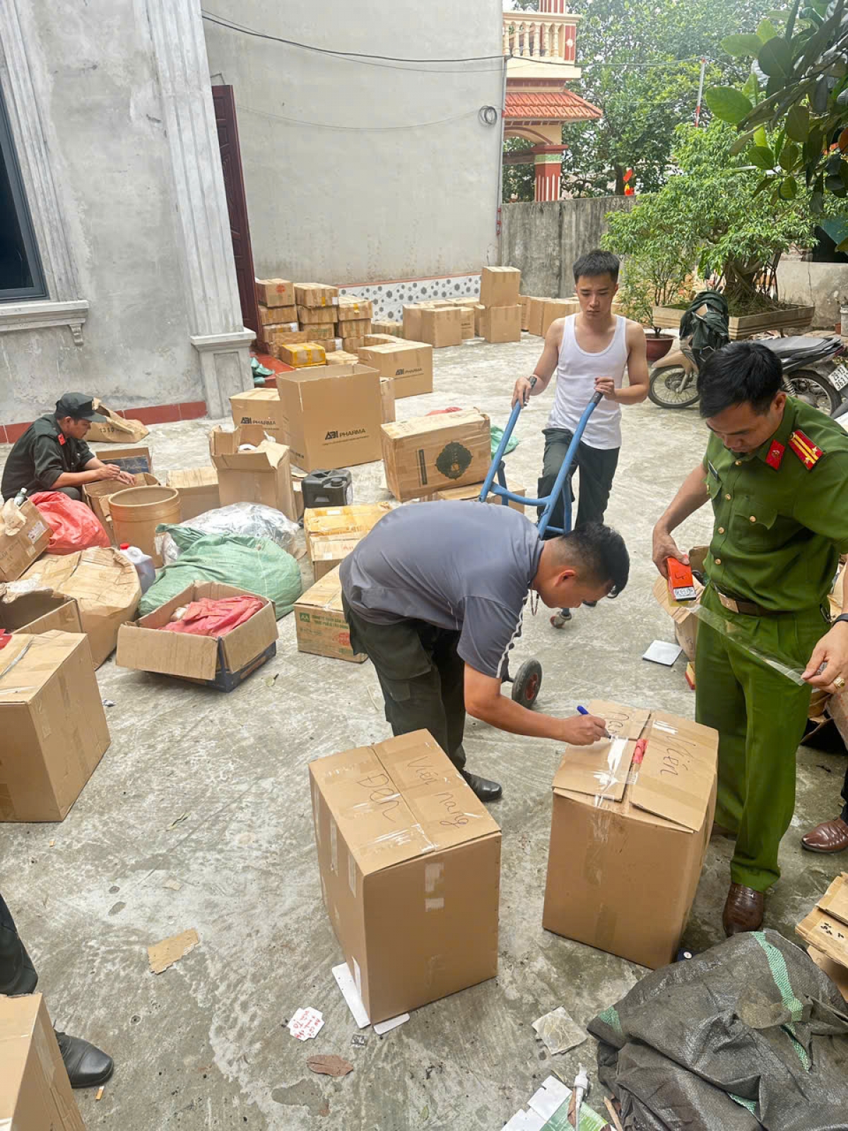 Gần 25.000 sản phẩm hàng cấm, hàng giả được triệt phá tại Yên Bái.