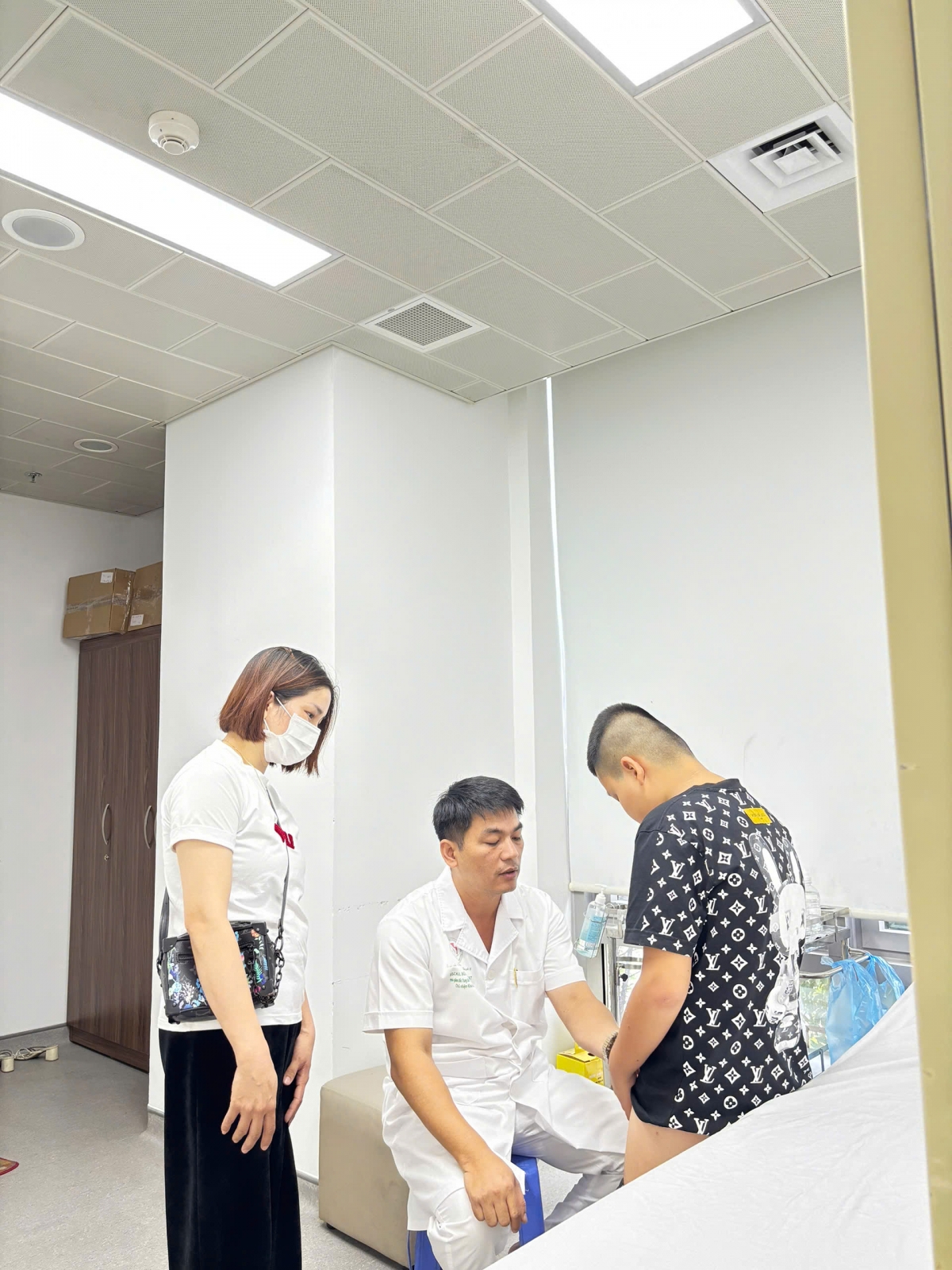 BS Nguyễn Tuấn Đạt khám cho các bệnh nhân nhí sáng 23/6 tại BVTW Quân đội 108