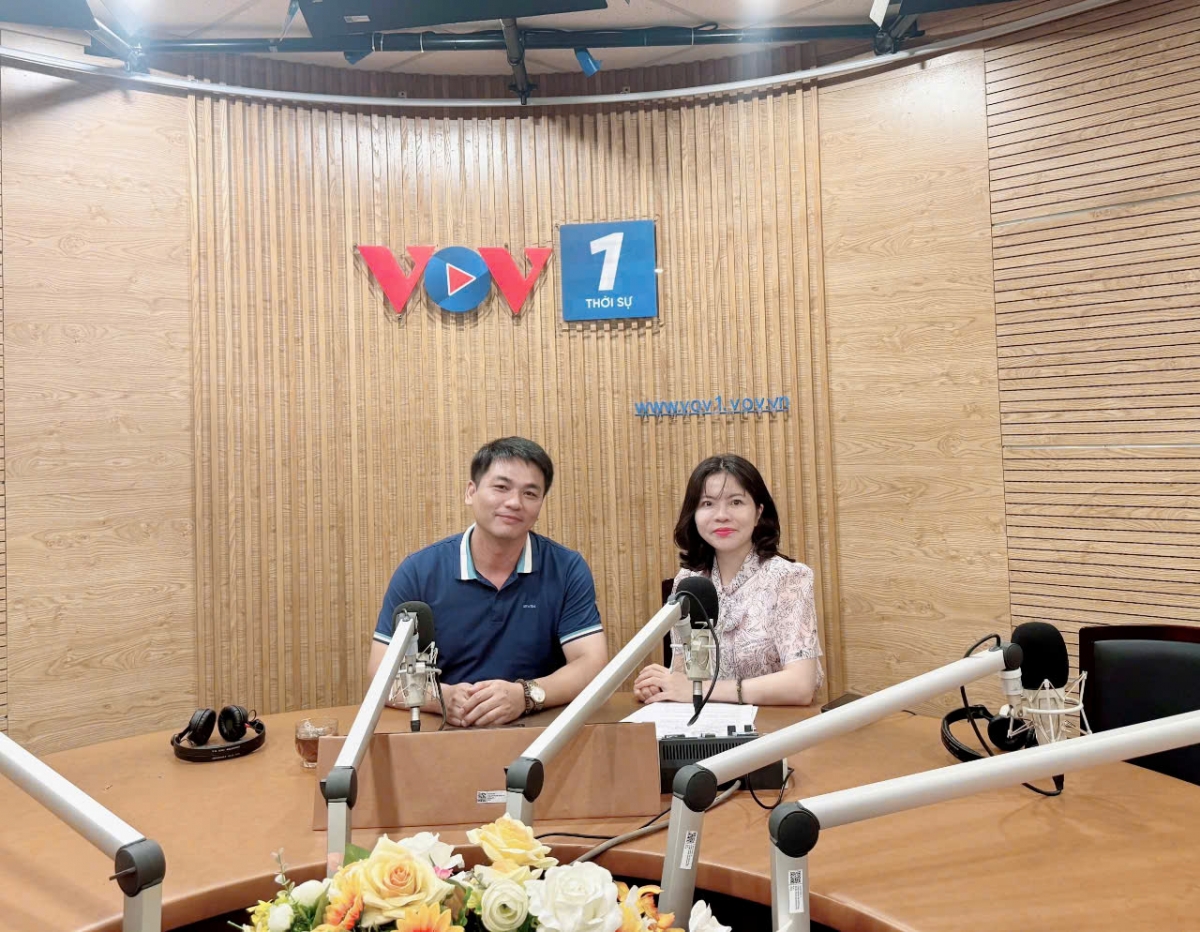 BSCK II Nguyễn Tuấn Đạt và BTV dẫn chương trình