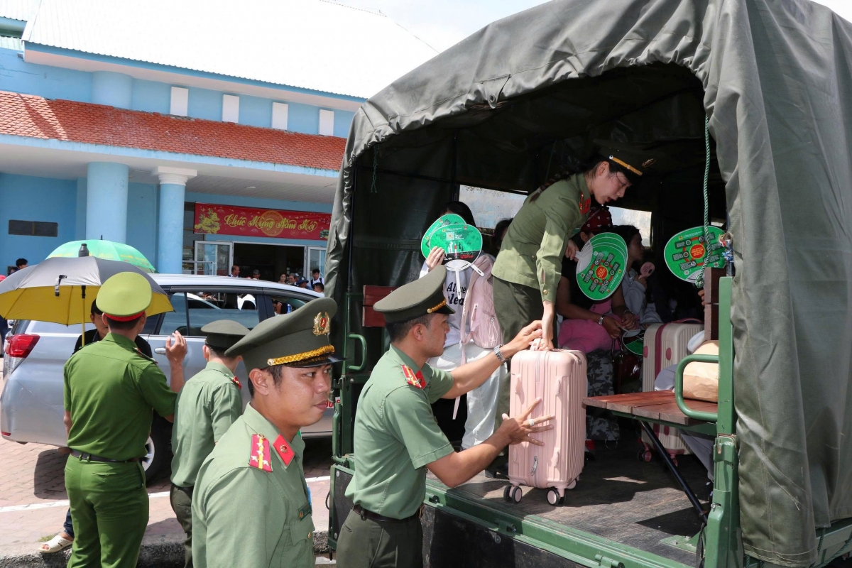 Cán bộ chiến sỹ Công an tỉnh Kiên Giang hỗ trợ các thí sinh