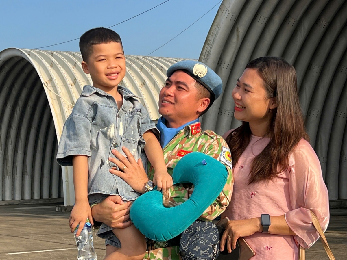 (Sự trân trọng, yêu thương, đồng lòng và sẻ chia sẽ là hành trang vững vàng để các thành viên trong mỗi gia đình vượt qua chặng đường gian nan mà hạnh phúc ấy. (Gia đình Đại úy Bùi Huy Đông)