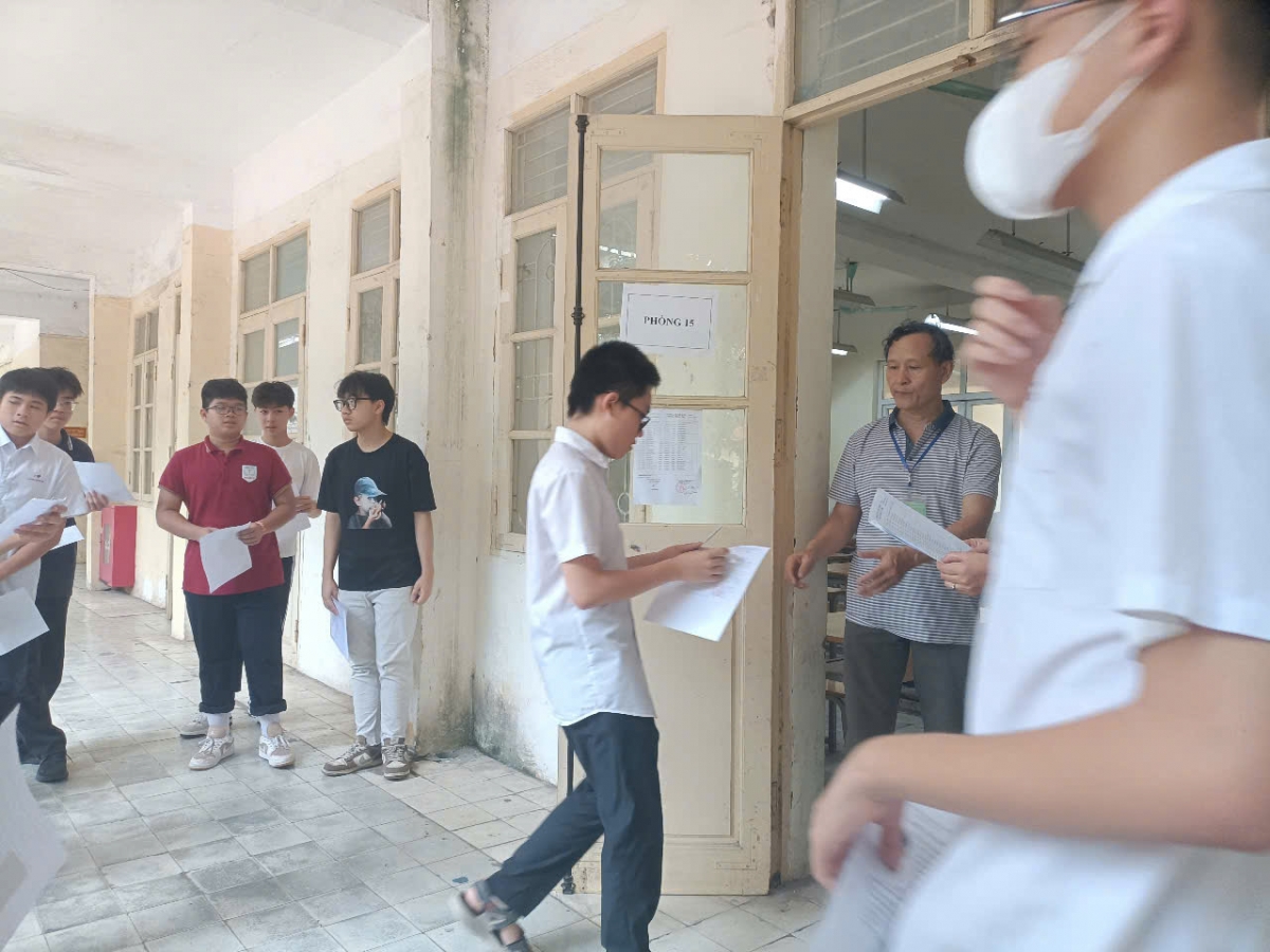 Giám thị gọi thí sinh vào phòng thi