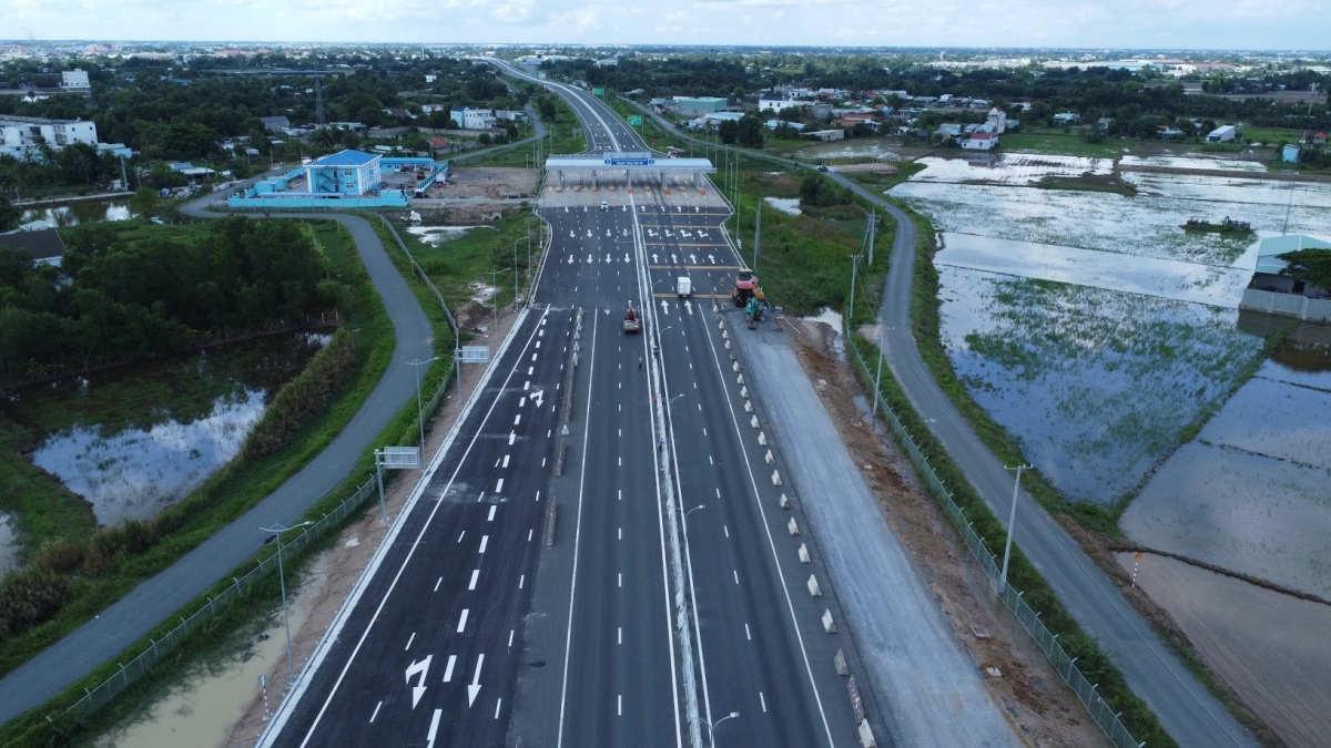 Hạ tầng giao thông kết nối TP.HCM, Long An và các tỉnh Tây Nam bộ, Đông Nam bộ đang dần hoàn thiện. Ảnh Nguyễn Quang