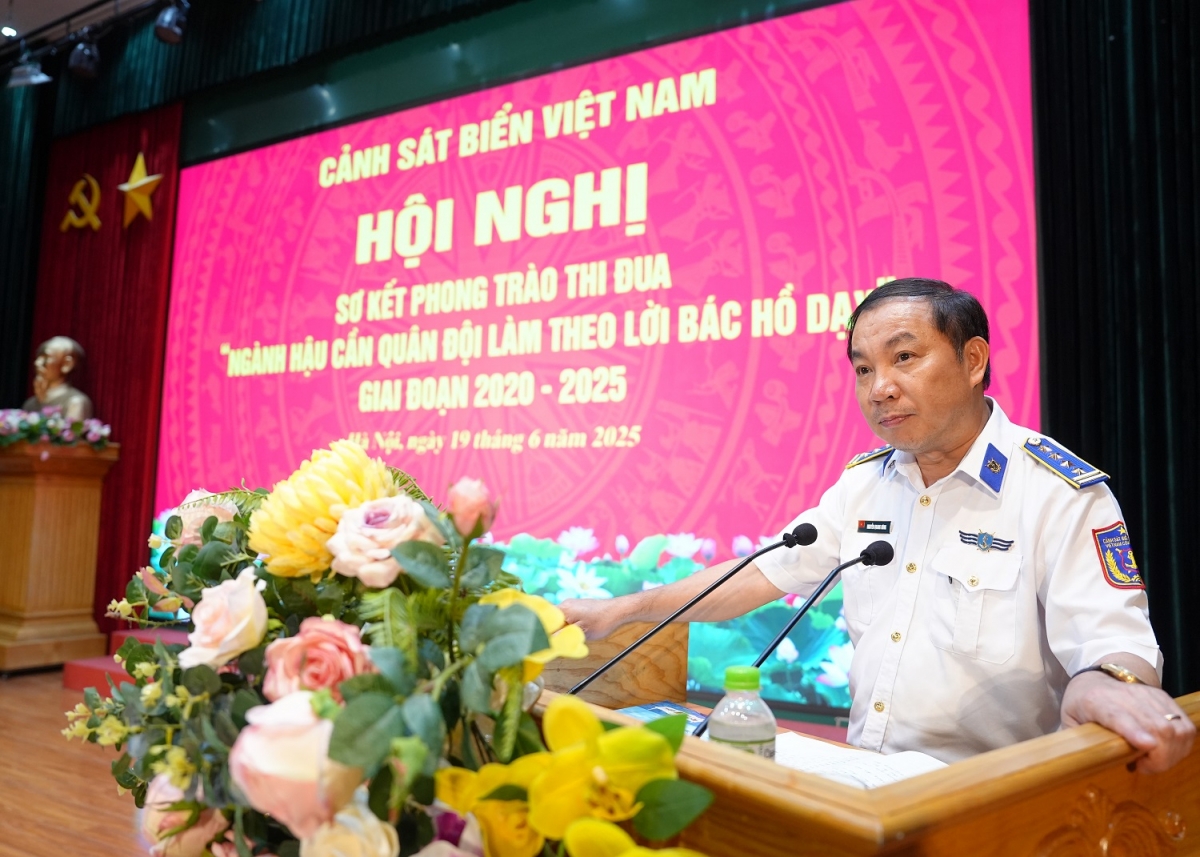 Đại tá Nguyễn Quang Hùng - Chủ nhiệm Hậu cần - Kỹ thuật Cảnh sát biển Việt Nam phát biểu tại Hội nghị.