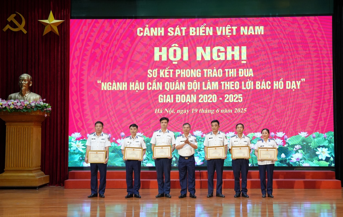 Thiếu tướng Đàm Xuân Tuấn trao thưởng tặng các tập thể và cá nhân đạt thành tích xuất sắc trong thực hiện Phong trào thi đua.