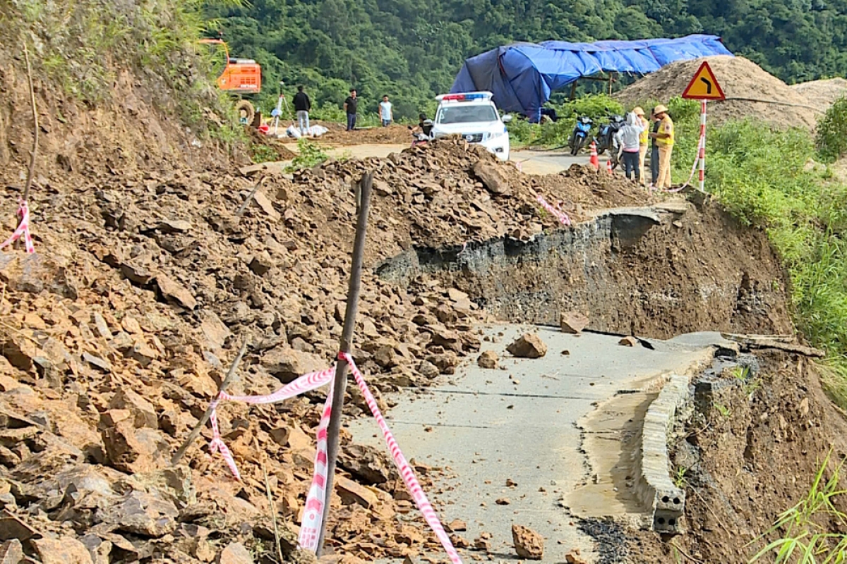 Hiện các lực lượng chức năng địa phương đã tổ chức phân luồng, đảm bảo an toàn cho người và phương tiện tham gia giao thông.