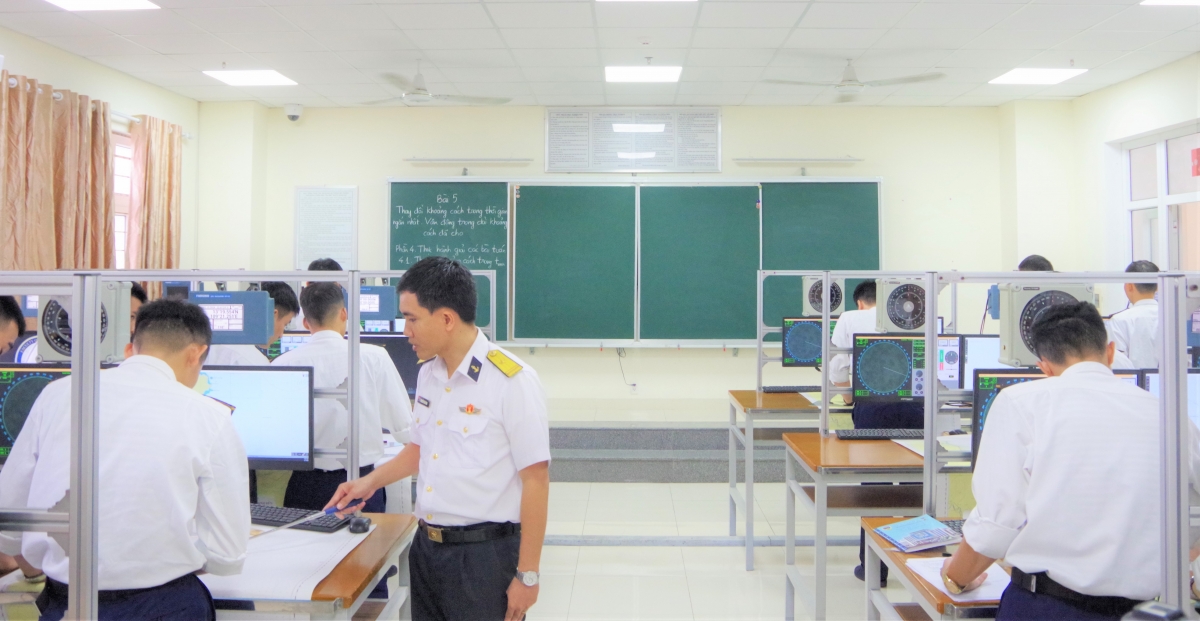 Huấn luyện tác nghiệp vận động cho học viên tại phòng học chuyên dùng Khoa Hàng hải.