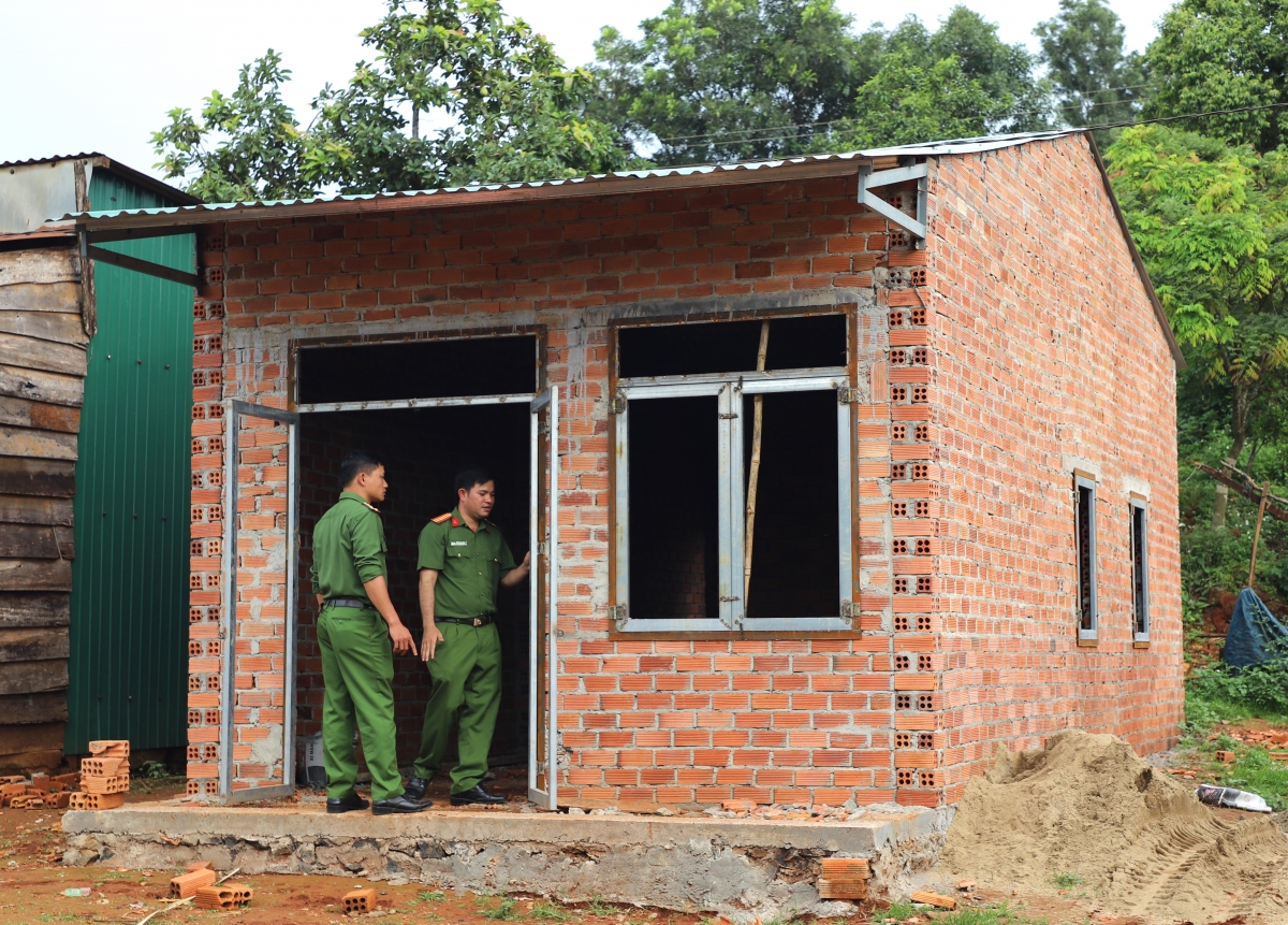 Hơn 3 tuần, Công an Đắk Nông đã hoàn thành hơn 100 trong tổng số 500 căn nhà do Bộ Công an hỗ trợ.