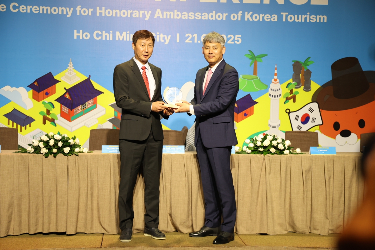Huấn luyện viên Kim Sang Sik được bổ nhiệm làm Đại sứ danh dự du lịch Hàn Quốc tại Việt Nam.