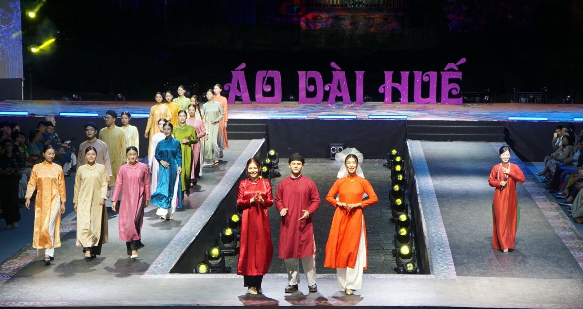 Đêm hội áo dài ở Cung An Định