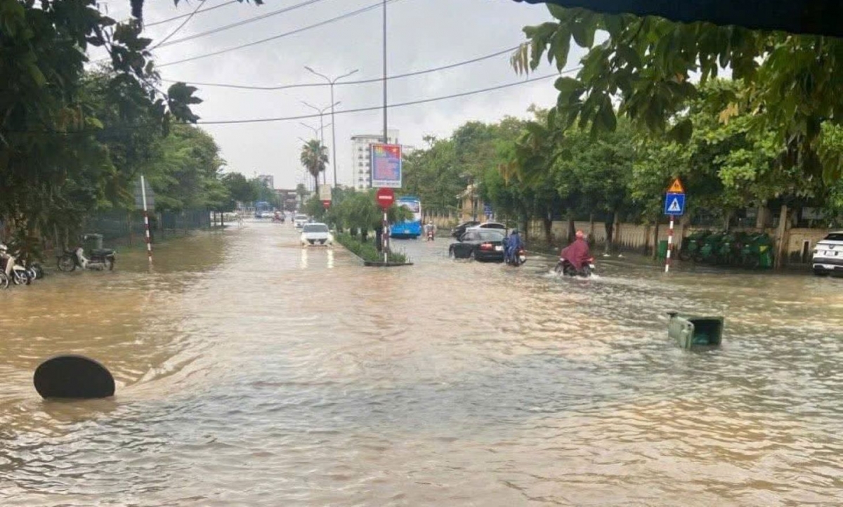 Mưa lớn gây ngập úng cục bộ 1 số tuyến đường ở quận Thuận Hóa, thành phố Huế