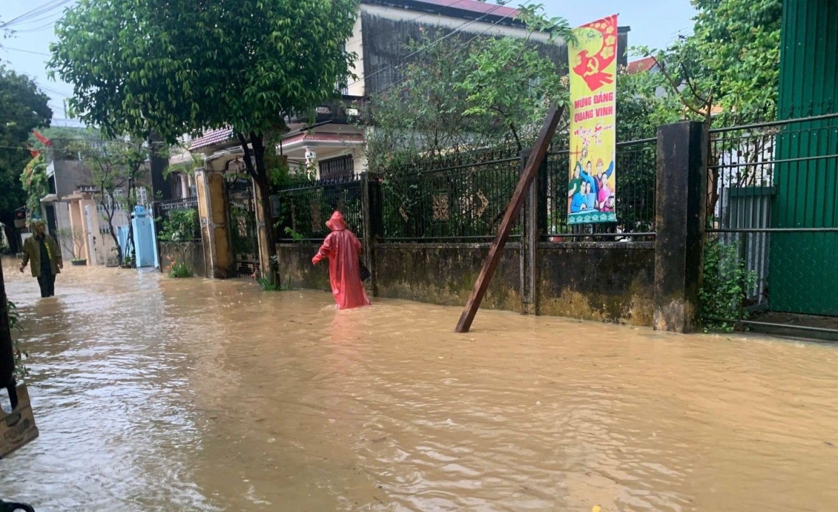 Nhiều tuyến đường ở quận Phú Xuân, thành phố Huế bị ngập cục bộ gây khó khăn cho người dân