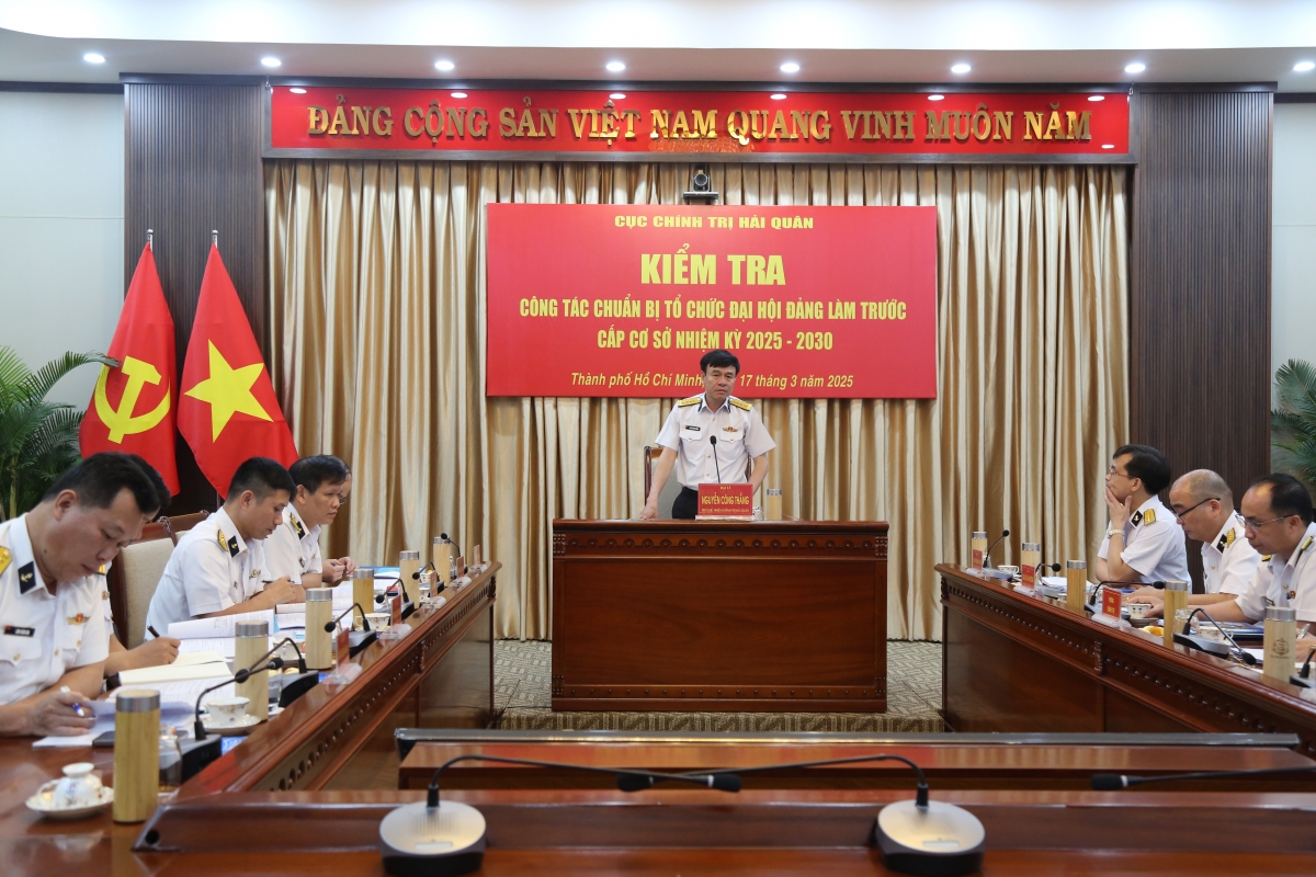 Đại tá Nguyễn Công Thắng, Phó Chủ nhiệm Chính trị Hải quân chủ trì Hội nghị kiểm tra công tác chuẩn bị đại hội làm trước tại Tổng công ty Tân cảng Sài Gòn. Ảnh: XH