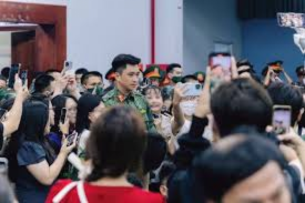 Thượng úy Lê Hoàng Hiệp, cán bộ thuộc Sư đoàn 9, Quân đoàn 34 được người dân bao quanh xin chụp ảnh, ký tặng tại ga Sài Gòn