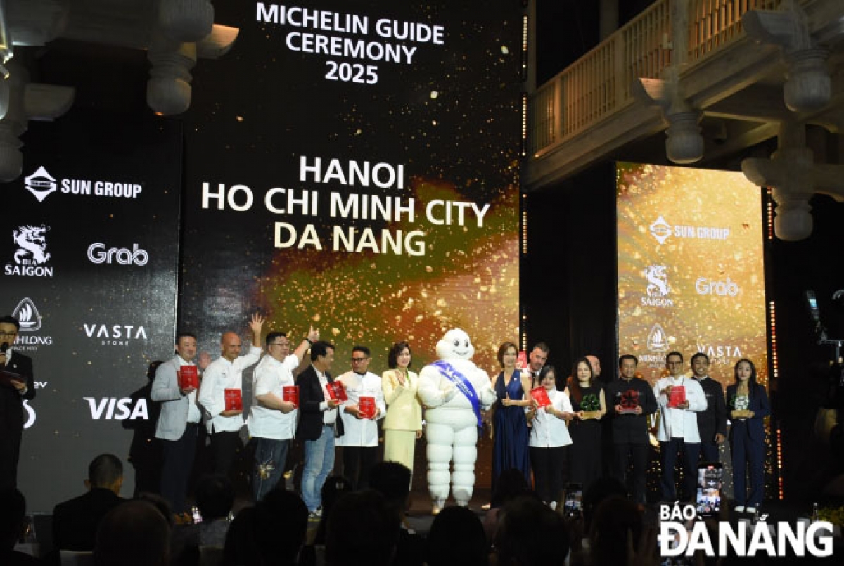 Các cơ sở đoạt giải một Sao MICHELIN chụp ảnh lưu niệm cùng đại biểu. Ảnh: NGỌC HÀ