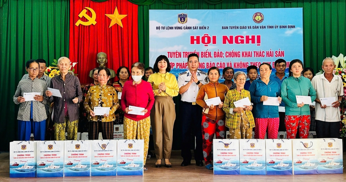 Đoàn công tác của Bộ Tư lệnh Vùng Cảnh sát biển 2, lãnh đạo Ban Tuyên giáo và dân vận tỉnh ủy Bình Định tặng quà ngư dân, nhân dân có hoàn cảnh khó khăn tại Hội nghị tuyên truyền biển, đảo; chống IUU.