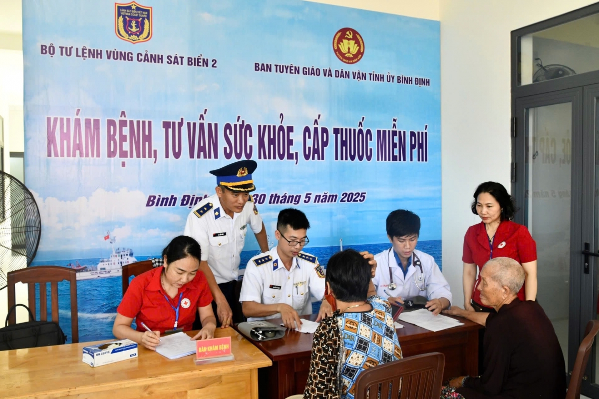 Tổ quân y của Vùng Cảnh sát biển 2 phối hợp thực hiện chương trình “Khám bệnh, tư vấn sức khỏe và cấp thuốc miễn phí” cho ngư dân, nhân dân xã Nhơn Châu.