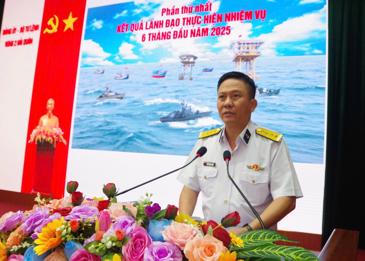 Đại tá Trần Mạnh Chiến, Bí thư Đảng ủy, Chính ủy Vùng quán triệt Nghị quyết 6 tháng cuối năm
