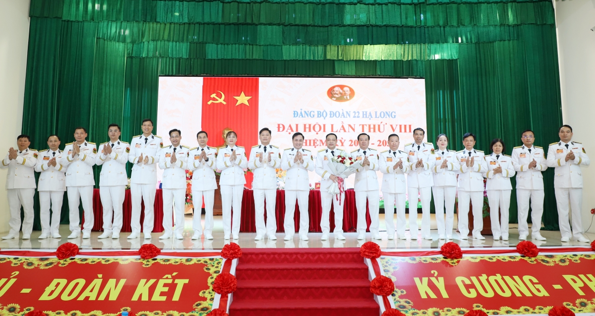 Đại tá Vũ Anh Tuấn, Chủ nhiệm Chính trị Hải quân tặng hoa chúc mừng Ban chấp hành Đảng bộ và các đại biểu Đoàn 22 đi dự Đại hội đại biểu Đảng bộ Cục Chính trị Hải quân nhiệm kỳ 2025-2030. Ảnh: Đức Tuấn