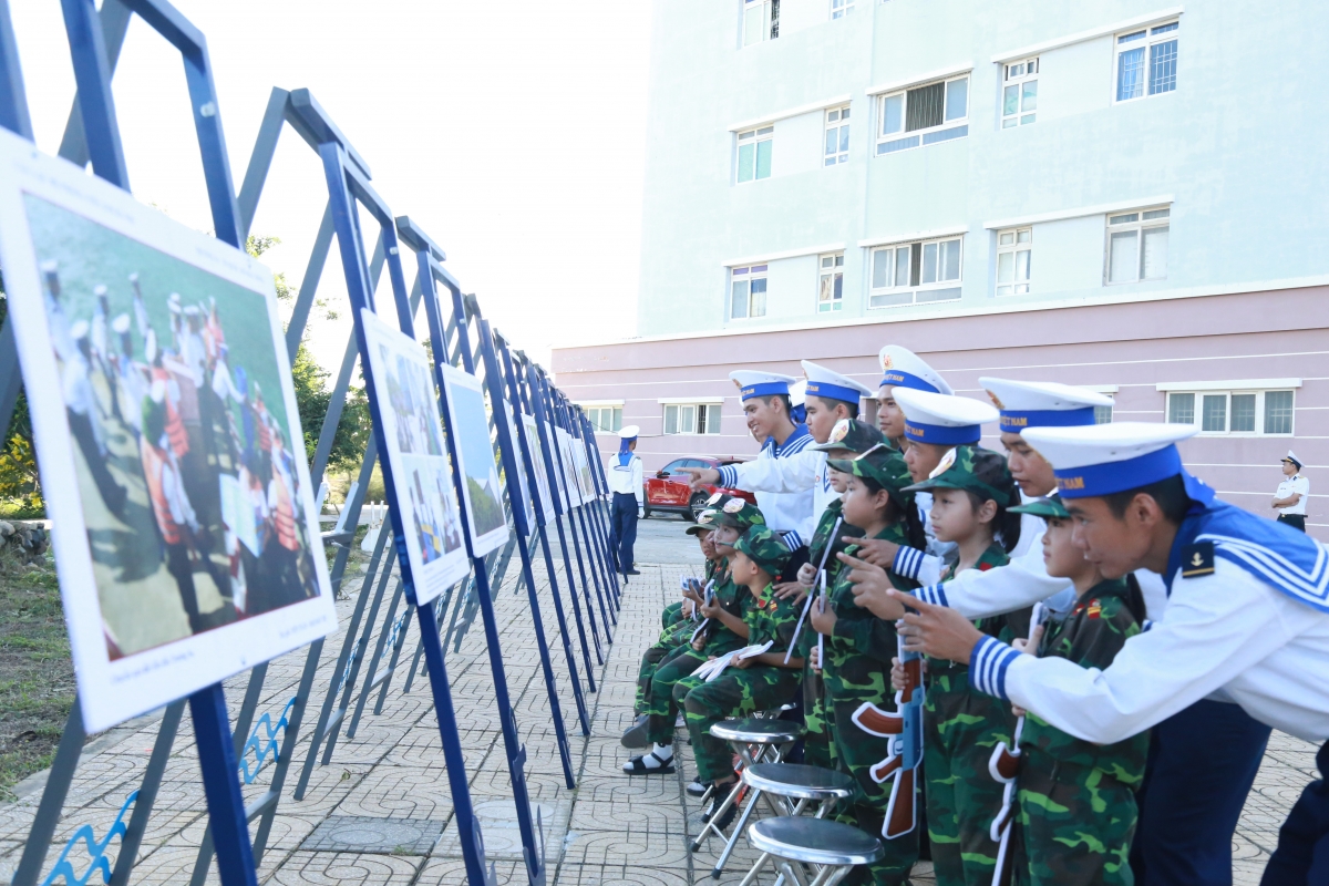 Các chiến sĩ cùng các em thiếu thi tại khu trưng bày.