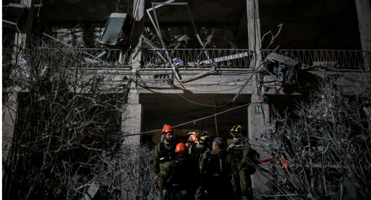 Một khu vực bị hư hại tại Ramat Gan, Israel sau đợt tấn công của Iran đêm 13/6. Nguồn: Reuters