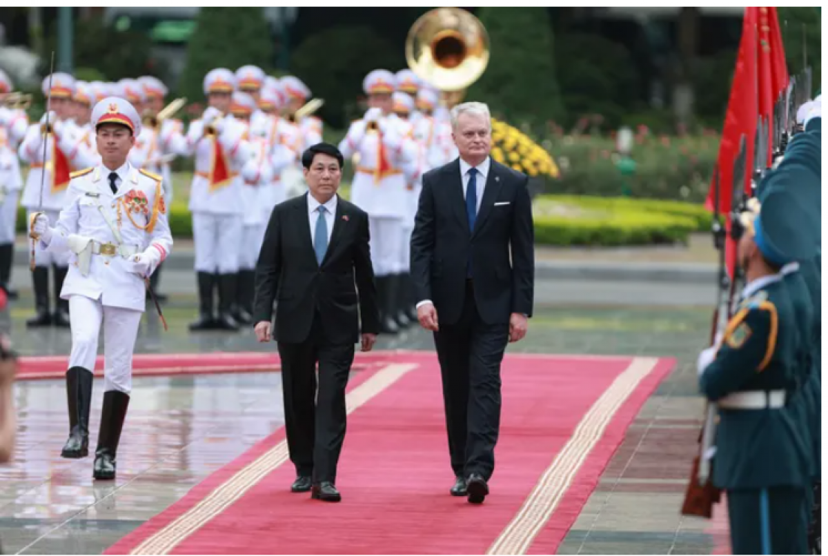 Chủ tịch nước Lương Cường và Tổng thống Cộng hòa Litva Gitanas Nauseda duyệt Đội danh dự Quân đội Nhân dân Việt Nam.