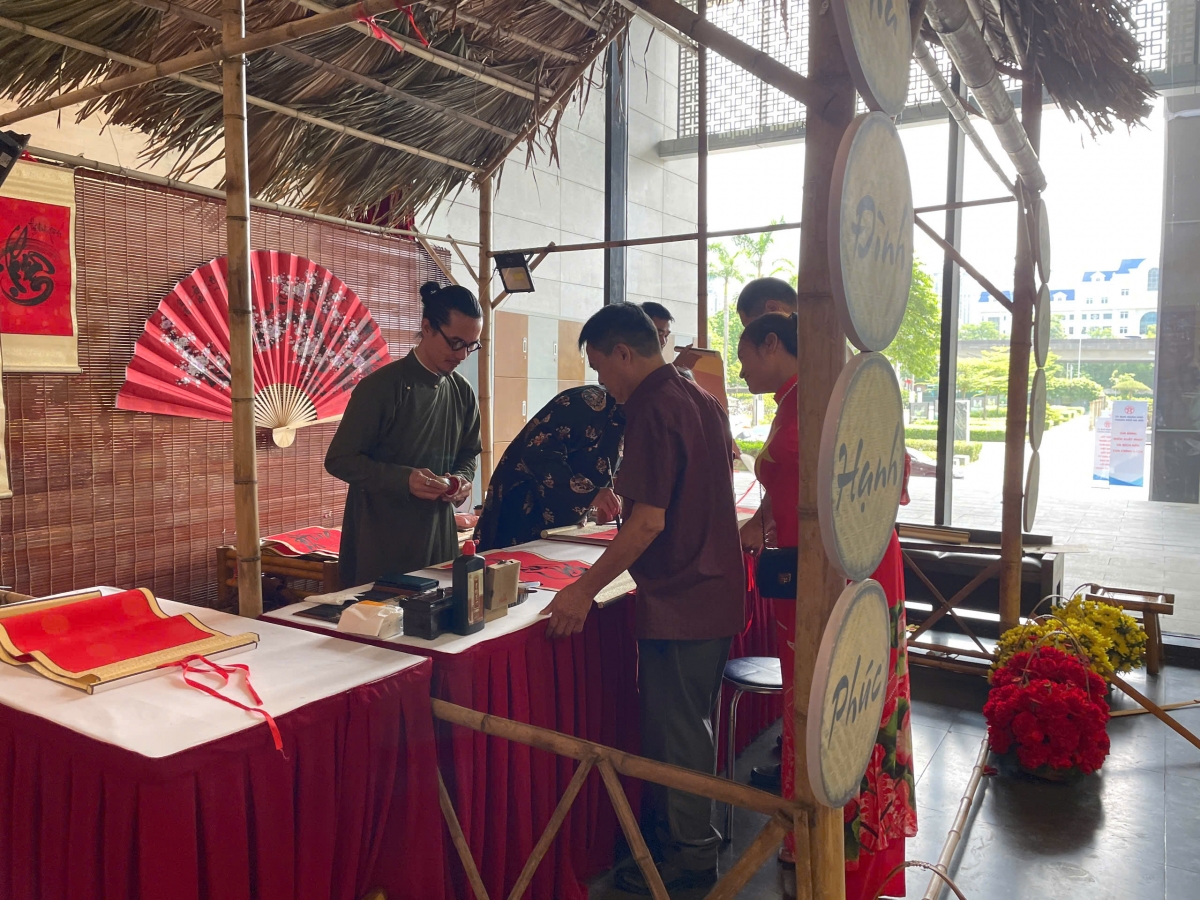 Không gian ông đồ thu hút đông đảo người xin chữ